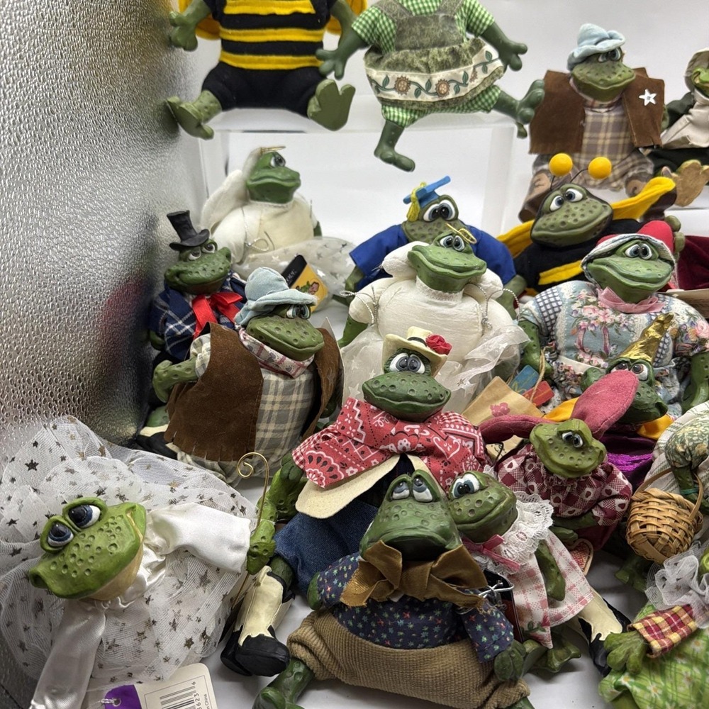 Vintage Russ Berrie Critter Lot Of 28 Resin Frog Plush Shelf Sitters - Picture 2 of 16